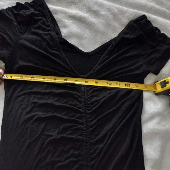 FASHION NOVA BLACK RUCHED SHORT SLEEVE V NECKLINE DRESS. WOMENS SIZE M. - Picture 5 of 10